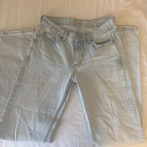 Ljusblå jeans  - Säljer dessa lågmidjade jeans ifrån Gina då det är för små för mig.💕