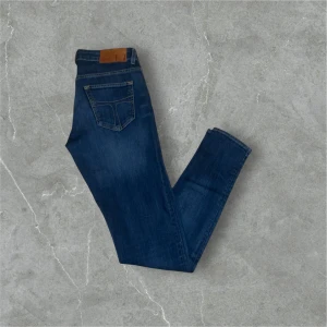 Tiger of Sweden Jeans - Snygga mörkblå jeans från Tiger of Sweden med en klassisk femficksdesign och en läderdetalj på bakfickan. Perfekta för en stilren look. Nypris:1599 Mitt pris:450 Skick:10/10  W30 L32 Skriv gärna vid minsta intresse!