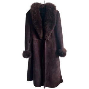 Brun mockakappa med pälsdetaljer - Snygg brun mockakappa pälsdetaljer på krage och ärmslut. 