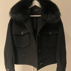 Svart jacka från Meotine - Säljer min svarta wool meotine jacka. den kommer ej till användning längre men har använt den under några månader. inget som är fel utan den kommer inte till användning helt enkelt. Pris kan diskuteras💕