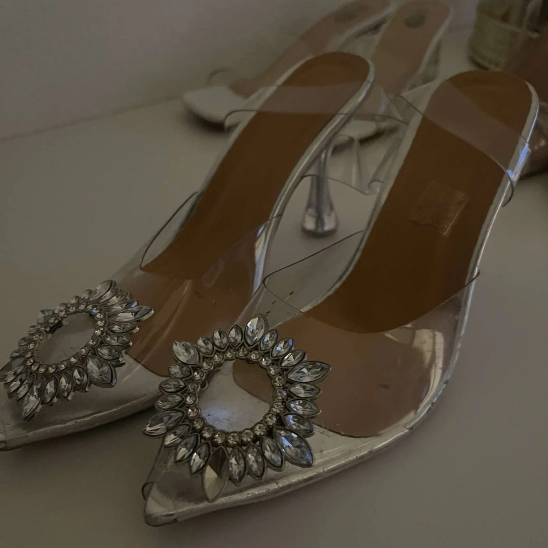 Silvriga klackskor med dekorativ detalj