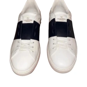 Valentino Garavani sneakers white/marine - Snygga Valentino Garavani Open sneakers i white/marine. Skorna är köpta i februari 2025 från valentinos hemsida. Har gått cirka 100 meter med dom men då jag märkte att dom va för stora så har dom bara stått i kartongen. Ser helt oanvända ut och dom är i princip oanvända. Självklart följer box, dustbags, extra skosnören och alla tillbrhör med. Nypris: 7299. Pris kan diskuteras vid snabb affär. Bara att höra av er om ni undrar något. 