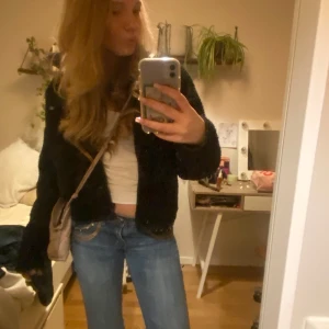 Svart teddyjacka - Mysig svart teddyjacka med lång ärm och dragkedja framtill. Säljer då den inte kommer till användning💕