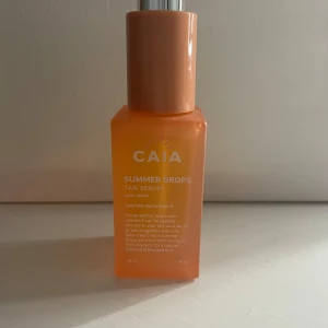 CAIA Summer Drops Tan Serum - Säljer mitt CAIA Summer Drops Tan Serum. Endast testad på handen! Perfekt för att ge huden en solkysst look nu under vinterhalvåret. Kan enkelt blandas med din dagkräm för en jämn och naturlig bränna. 