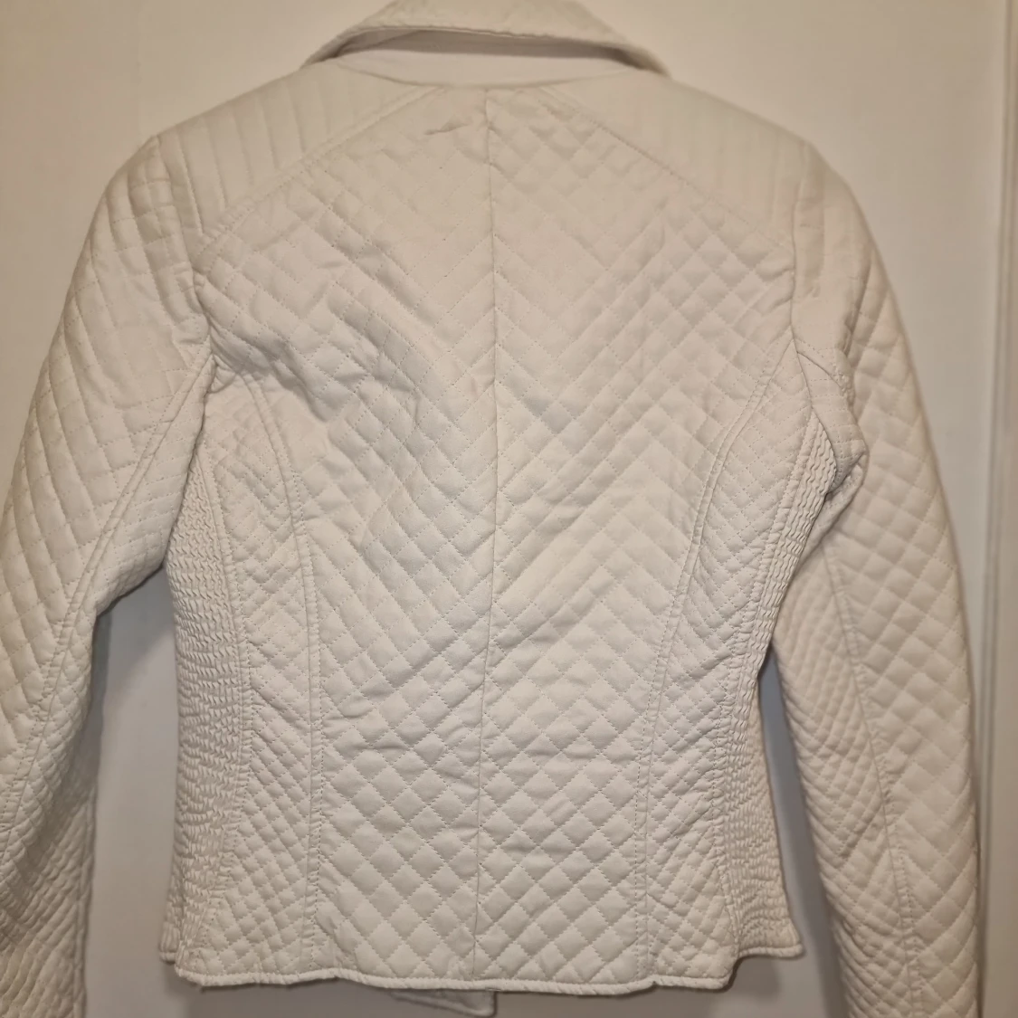 Vit faux skinnjacka från Trafaluc - 1