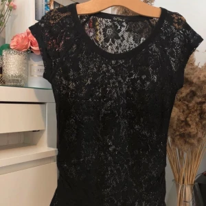 Svart spetsblus från One Step Up -  svart spetsblus från One Step Up i storlek XL, men skulle säga M