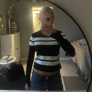 Svart och vit randig tröja - Snygg svart och vit randig tröja med långa ärmar och slits🥰