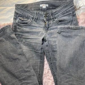 Grå jeansbyxor - Snygga grå låg midjade jeans från Gina i storlek 158 men jag är vanligtvis en xs/s och de passar mig perfekt. 
