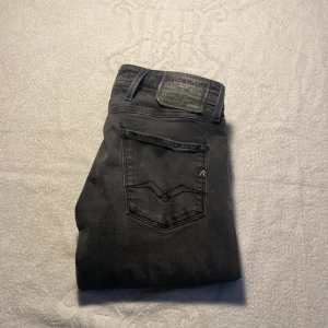 Grå Replay Anbass jeans - | Säljer ett par Snygga svarta Replay Anbass jeans | Storlek W29 L32 men passar W28 L30 | Hör av er vid frågor och funderingar//
