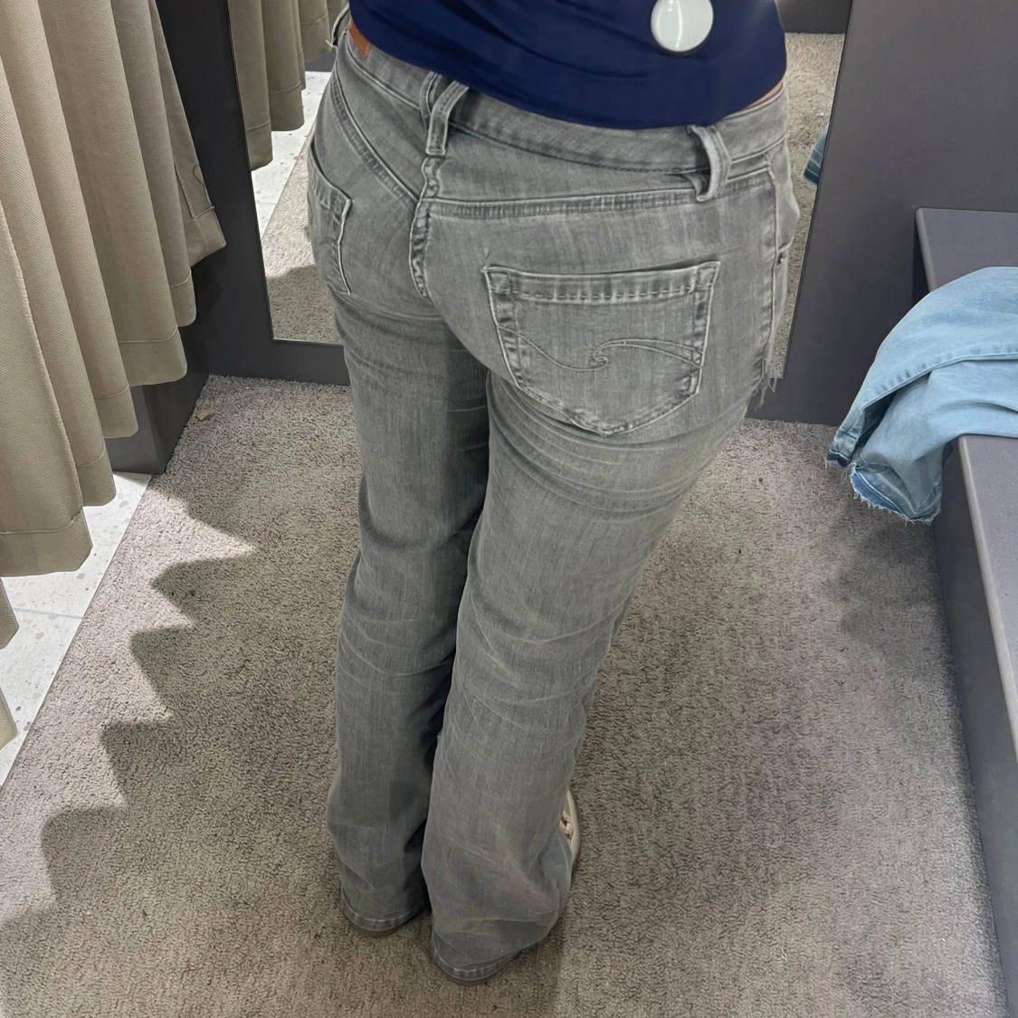 Grå jeans med slitningar - 1