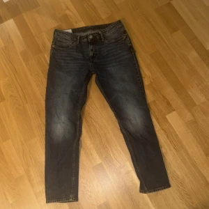 Mörkblå jeansbyxor - Snygga mörkblå jeans med en klassisk design. De har en normal passform och är perfekta för en avslappnad stil. Byxorna har en dragkedja och knappar framtill.
