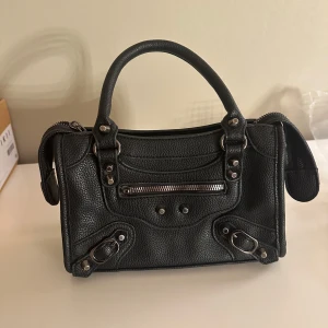 Väska  - Säljer denna väska, den är i jätte bra skick, knappast använd.