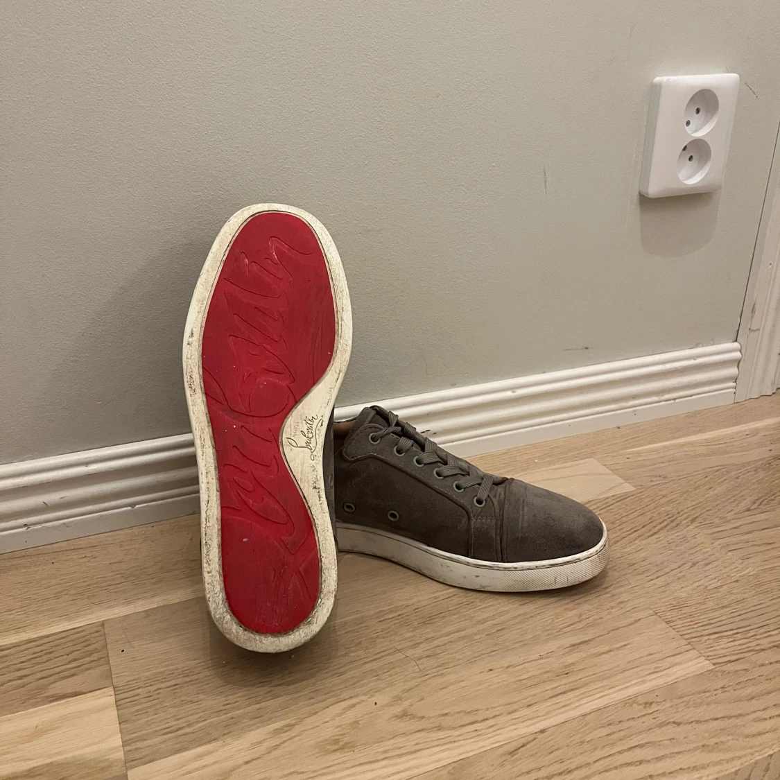 Sneakers från Cristian Louboutin i bra skick \vill få det sålt fort/ - 1