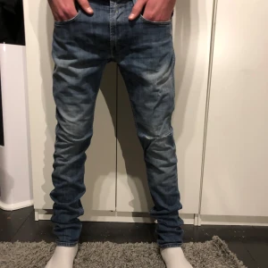 Replay anbass jeans - Tjena, säljer dessa replay anbass i strl 33/34, skick 8/10. Säljer dem pga jag inte riktigt gillar passformen.