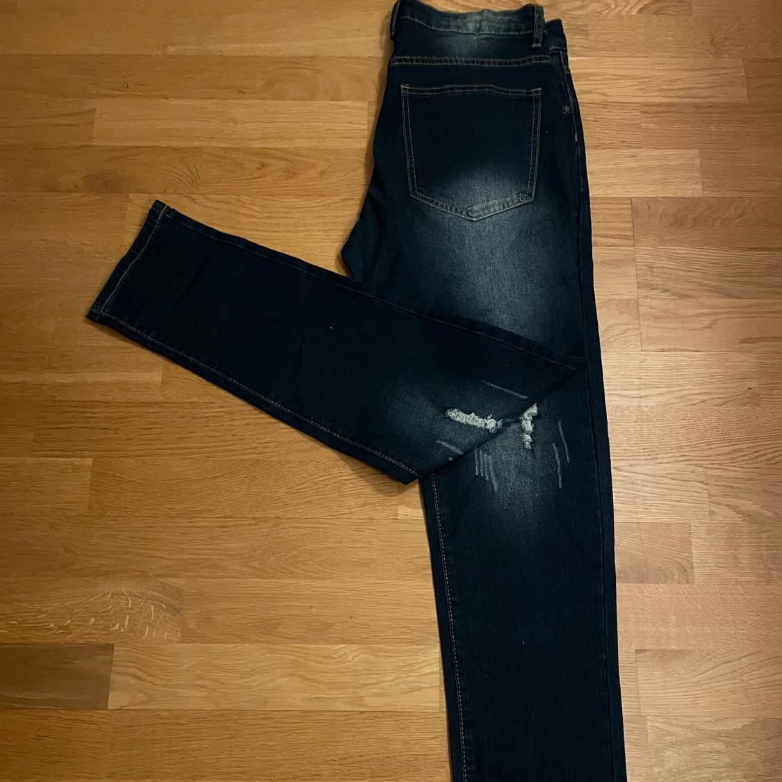 Blåa jeans med slitningar