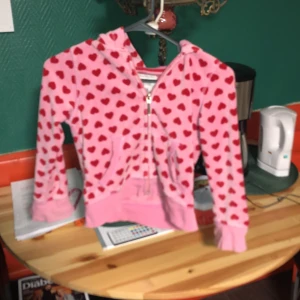 Original Jennifers Body hoodie rare! - Söt rosa hoodie från Gapgirl med röda hjärtan. Samma modell som var med i filmen Jennifers Body. Väldigt sällsynt går ej att köpa någon annanstans. Pris går att diskutera. Passar XS - S  