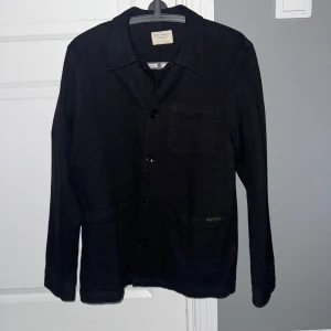 Nudie jeans overshirt - Svart Nudie jeans barney worker jacka/overshirt. Storlek S Använd ett fåtal gånger och har därför otroligt fint skick. Bara o skicka vid frågor.                             Nypris 1800kr 