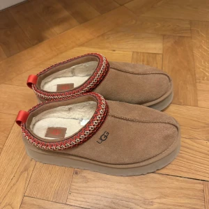 UGG Tazz Slipper - Använda ett fåtal gånger. Bra skick. Färg: Chestnut. Nypris: 1999kr.