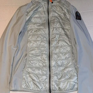 Grå jacka från Parajumpers - Säljer en snygg grå jacka från parajumpers, modell warm up. Äkta från hemsidan. 