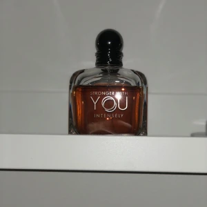 Stronger With You Intensely - Säljer en 100ml Stronger With You Intensely, original pris 999kr✅ inte använd jätte mycket men man ser, det är ungefär 85% kvar i flaskan, kommer med lådan🔥🙏 