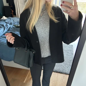 Grå Tröja💗 - Jag säljer denna gråa tröja ifrån selected femme och den har inga tecken på användning❤️