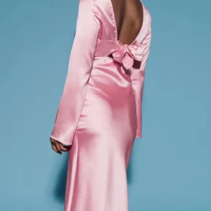 SÖKER DENNA Rosa långklänning i satin!! - SÖKER I STORLEK L/XL!!! 