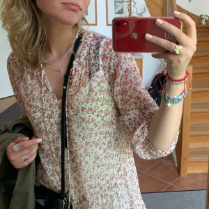 Blommig klänning  - Säljer en söt blommig klänning från Vero Moda. Den har en v-ringad hals och trekvartsärmar. Perfekt för sommarens alla tillfällen! 🌸