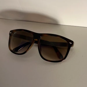 Ray ban boyfriend - Tja säljer nu mina galet feta raybans! Just denna modell är väldigt eftertraktad och slutsåld överallt. Perfekta inför våren / sommaren! Dom e stora på mig därför säljer jag! Endast glajjorna ingår. Fraktar eller möts upp i Stockholm 📍 