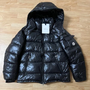 Jacka  -  Säljer nu min helt nya jacka som jag råka beställa i fel storlek och vill bara inte ha den. Har suttit i typ en vecka men det är den bästa kvaliteten och det finns  nfc och om ni vill ha mer bilder så kan ni skriva till mig storlek är medium/M