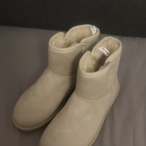 Beige ugs liknande skor - Snygga ugs liknande skor. Perfekta för kyligare dagar med en robust sula för bra grepp. Aldrig använda! 💕