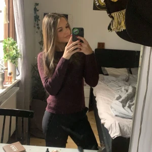 Vinröd stickad tröja - Säljer en mysig vinröd stickad tröja med långa ärmar. 