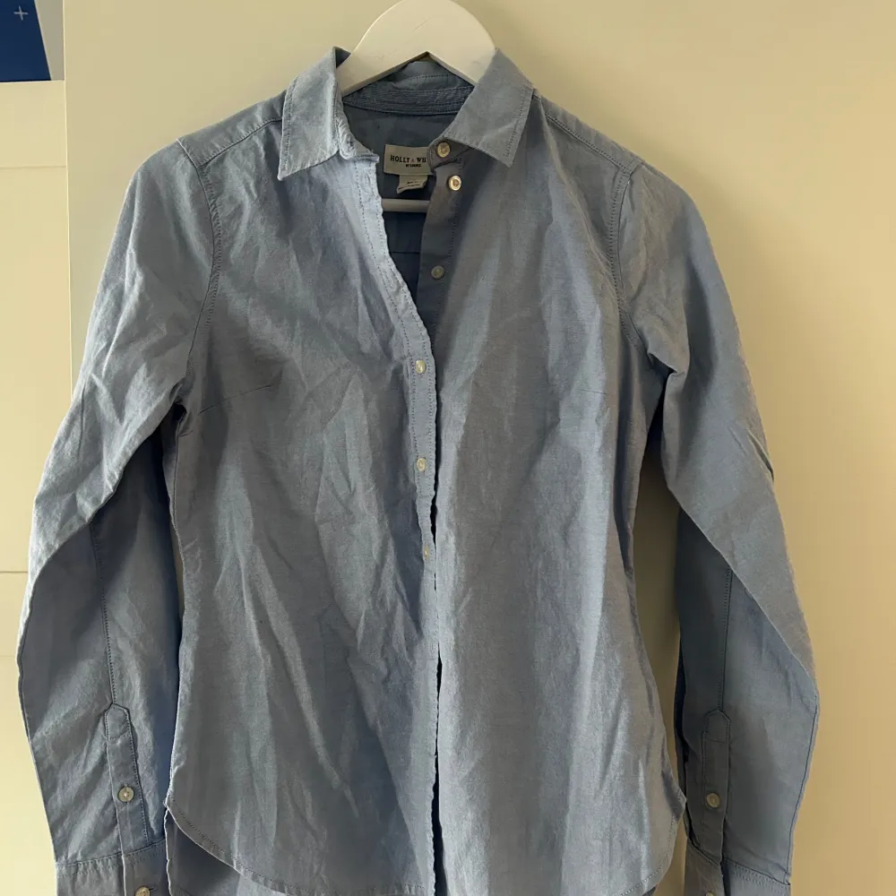 Blå skjorta med insydd midja från Holly&Whyte (Lindex)💕Jätte snygg basic skjorta som man både kan ha under tröja, på jobb eller bara som den är till blåa jeans✨(Skjortan är lite skrynklig men går bara att stryka bort). Paidat.