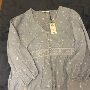 Blå blus  - Söt blus från only, har en knapp som är sönder längst ner. Aldrig använd med prislappen kvar ❤️