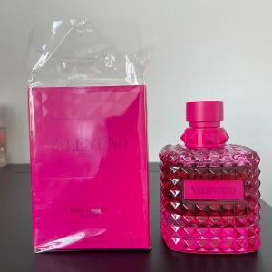 Valentino Donna Born in Roma Pink Parfym - Säljer en lyxig Valentino Donna Born in Roma Pink parfym. Endast ett fåtal sprayer används (~95 ml kvar). Limited edition. Jag köpte den från Valentinos hemsida för 1750 sek. Flaskan är i en djärv rosa färg med ett unikt, nitat mönster som ger en modern och elegant känsla. Perfekt för den som vill ha en doft med stil och attityd.