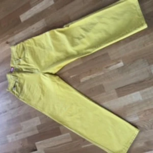Gula jeans från Diesel - Snygga gula jeans från Diesel med klassisk femficksdesign och tydliga sömmar. Byxorna har en normal passform och är perfekta för att liva upp garderoben med lite färg. Diesel-loggan syns tydligt på baksidan.