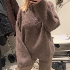 Stickad tröja mohair-mix  - Superfin stickad tröja i mohair-blandning. Helt nyskick, använt enstaka gång. Färgen är lila/brun. Inköpspris: 800kr. Frakt ingår! 🫶🏼 
