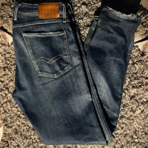 Replay Anbass - Snygga mörkblå jeans från Replay, Storlek 38. Bra skick, säljer då de är för stora för mig. Hör av dig vid minsta fundering!