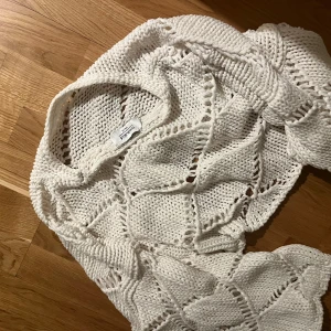 Vit stickad tröja från Chiquelle - Säljer en vit stickad tröja från Chiquelle i storlek XS/S. Tröjan har ett unikt stickmönster som ger en luftig och stilren look.  🧶✨