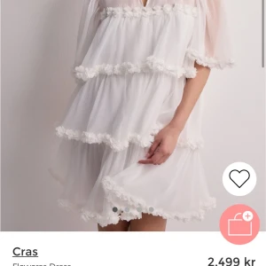 Klänning Cras - Helt ny! Lappen kvar och kommer i orginalpåsen Storlek 38, säljer då jag har en annan klänning. Tveka inte på att höra av dig!