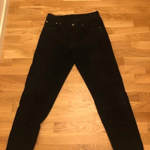 Manchester jeans  - Säljer ett par manchester jeans i storlek Medium. Byxorna sitter bra på mig och jag är 187cm och väger ca 75 kg. Skick enligt bilder.