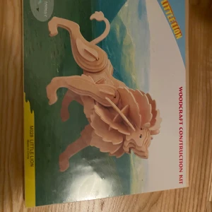 Paket 4 leksaker! Helt nytt!  - Helt nytt! Byggsats i trä för att skapa en liten lejonfigur. Perfekt för den som gillar att pyssla och bygga egna modeller. Innehåller trädelar som sätts ihop utan verktyg. Finger printing set. Perfekt för att leka med färger! Stämpelset. Lär dig att stämpla bokstäver! Lärorikt och väldigt kul! Baldeez, rolig leksak som kan hoppa 1.8 meter! 