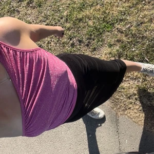 Glittrig rosa topp - Snygg glittrig rosa topp med ett axelband. Perfekt för att lysa upp vilken outfit som helst. Toppen har en bekväm passform och är lätt att matcha med olika stilar. Perfekt för en kväll ute eller en speciell tillställning. ✨