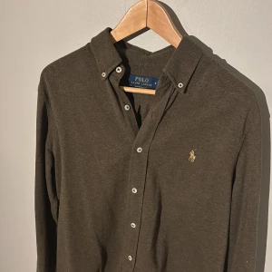 Polo Ralph Lauren skjorta  - Snygg brun/grön långärmad skjorta från Polo Ralph Lauren, storlek M 