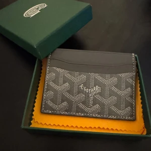 Grå Plånbok - En helt ny oanvänd plånbok från populärt märke. Den är dubbelsidig med en även en ficka i mitten. Jätte elegant och stilig korthållare. Skriv vid undringar!