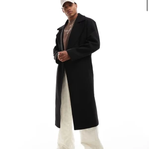 Svart rock - Snygg svart kappa!! Helt ny. Säljes pga felköp. Köptes för 999 säljer för 600! https://www.asos.com/se/asos-design/asos-design-svart-ytterrock-i-oversize-med-yllelook/prd/206081447?acquisitionsource=messages