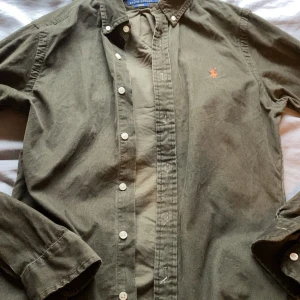 Ralph Lauren skjorta  - Mäktig Ralph lauren skjorta i as skönt Manchester tyg. Köpte för nypris ca 1800. Dunder skick såklart! Pushar lägre pris vid snabbare affär🦁🍾