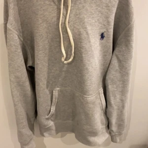 Polo hoodie  - Säljer en stilren grå hoodie från polo Ralph Lauren i toppskick, den är endast använda fåtal gånger. Kom pm för frågor