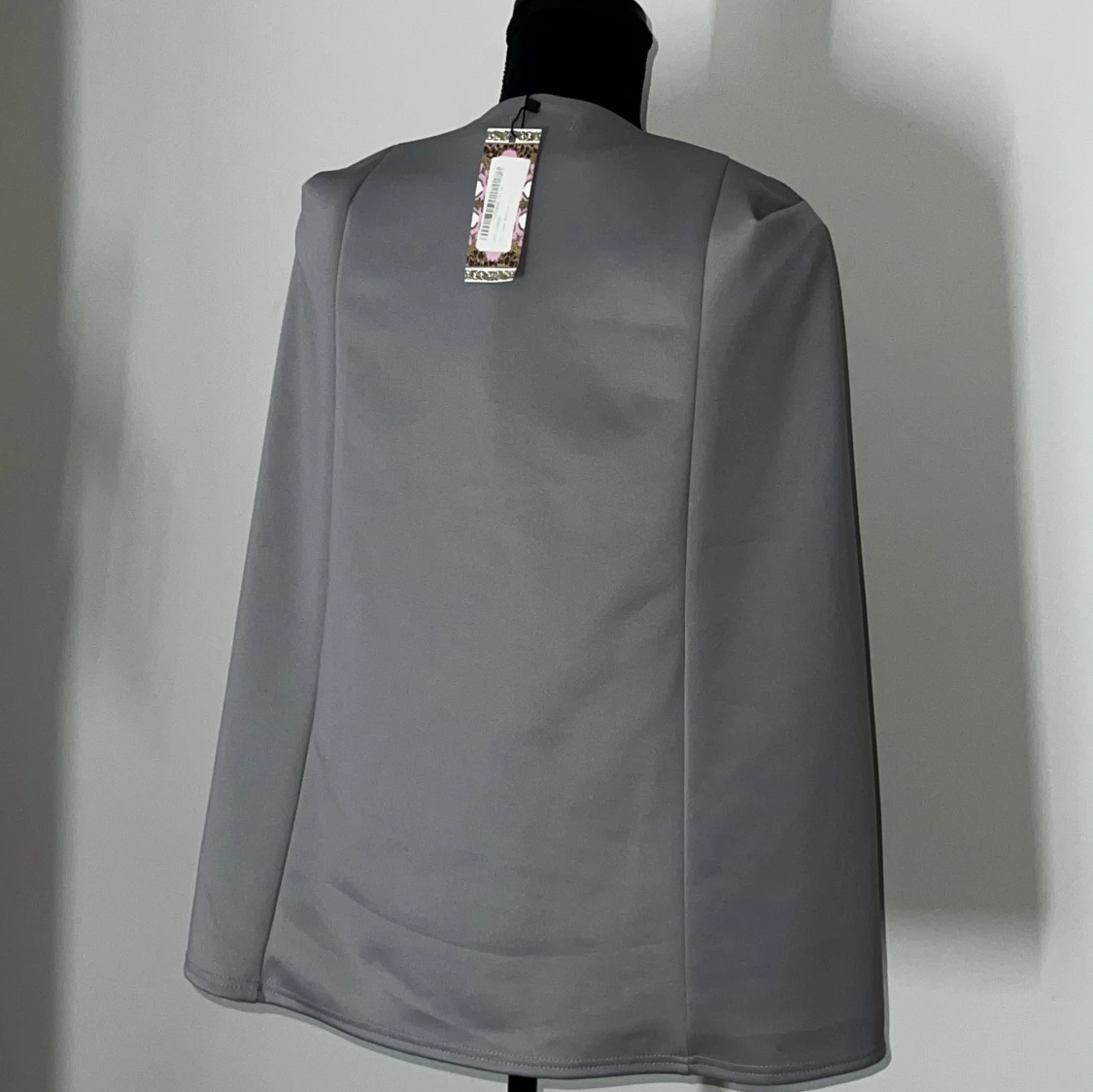 Grå kavaj med cape-design - 4