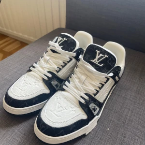 Lv skor - Lv trainers i nyskick, säljer dom för att dom är lite för små. Skriv för fler bilder eller övriga frågor
