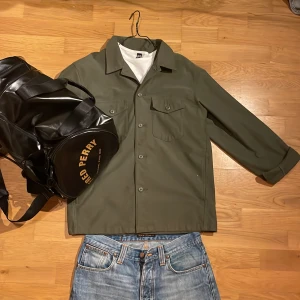 Grön overshirt - 10/10 skick, riktig snygg och perfekt för våren. 